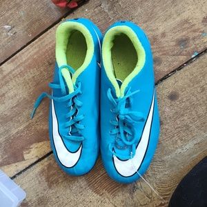 Nike 3Y Green and blue softball cleats